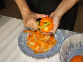 Ricetta di Arance caramellate - Sbucciatura delle arance - A Tavola con Francesca